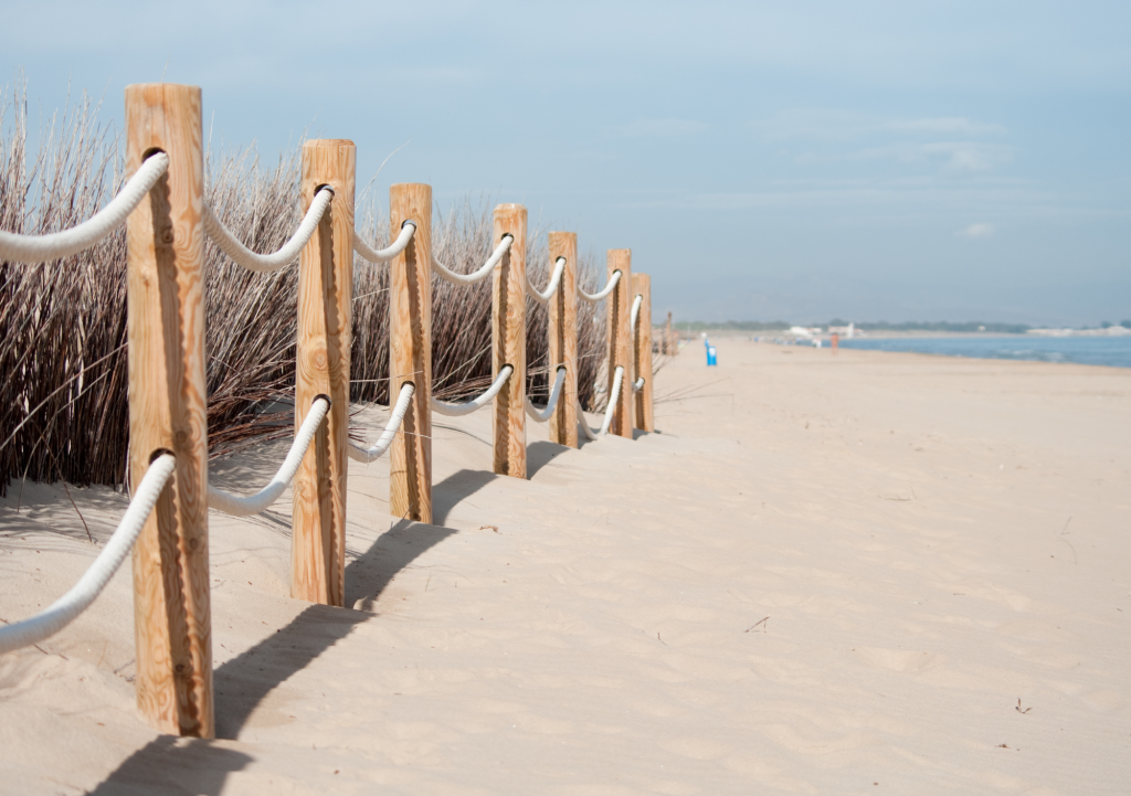 Symbolbild Strand mit Begrenzungspfosten – zeigt, wie wichtig es ist, Grenzen zu ziehen und Nein sagen zu lernen.